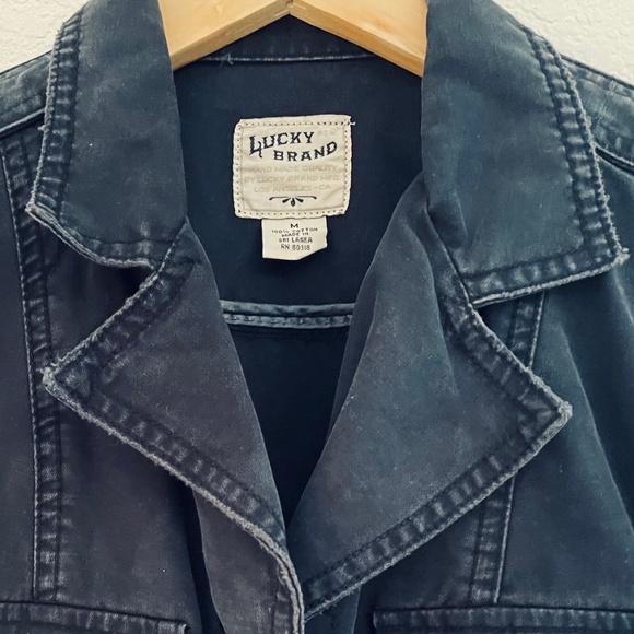 LUCKY BRAND Lightweight/Distressed Navy Cropped Jacket with Epaulets. - Picture 3 of 7